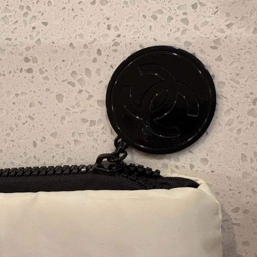 CHANEL White Quilted Accessory bag VIP gift bag - Picture 4 of 6